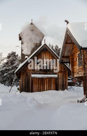 Traditionelle schwedische Blockhütten in der Nähe von Kiruna, Schweden, Skandinavien Stockfoto
