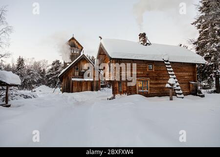 Traditionelle schwedische Blockhütten in der Nähe von Kiruna, Schweden, Skandinavien Stockfoto