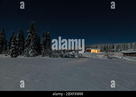 Traditionelle schwedische Blockhütten am Fluss Munio und Kiruna Stockfoto