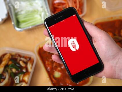 Ein chinesisches Take-away, das über die One Delivery App bestellt wird. (Nur redaktionelle Verwendung) Stockfoto