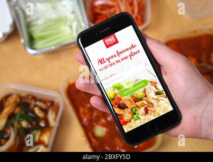 Ein chinesisches Take-away, das über die One Delivery App bestellt wird. (Nur redaktionelle Verwendung) Stockfoto