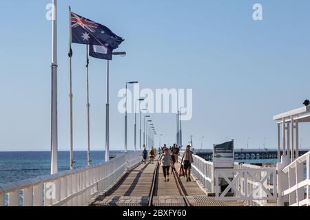 Busselton Western Australia 8. November 2019 : Besucher, die an einem späten Sommernachmittag entlang des Anlegers in Busselton zurückkehren Stockfoto