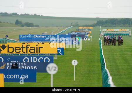 Mickael Barzalons auf der Red Cap von Modern News gewinnen kostenlos das Watch Racing auf den EBF-Hengsten Maiden Stakes von William Buick und Noble Dynasty (R, Black Cap) auf der Newmarket Racecourse. Stockfoto