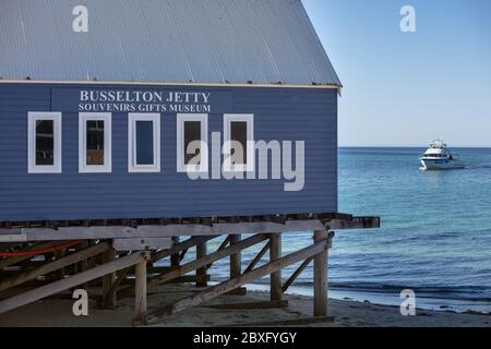 Busselton Western Australia 8. November 2019 : Nahaufnahme des Busselton Jetty Souvenirshops Stockfoto