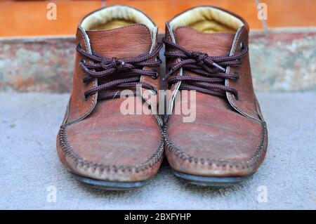 Braune Lederschuhe mit Schnürsenkeln wurden zur Seite gelegt. Stockfoto