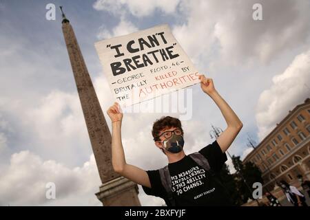 Rom, Italien. Juni 2020. Ein Junge hält ein Schild "Ich kann nicht atmen" während eines Black Lives Matter Protests am 07. Juni 2020 in Rom, Italien. Der Tod eines afroamerikanischen Mannes, George Floyd, während in der Obhut der Minneapolis-Polizei hat Proteste und Demonstrationen der Solidarität in vielen Ländern auf der ganzen Welt ausgelöst. (Foto: Giuseppe 'Pino' Fama/Pacific Press) Quelle: Pacific Press Agency/Alamy Live News Stockfoto