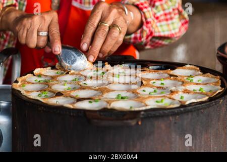 ART VON THAI-SWEETMEATD 'khanom khrok' Lokale Desserts in Thailand. Stockfoto