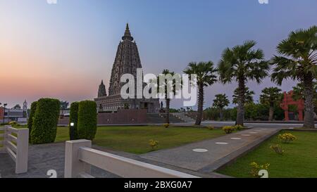 Landschaft Sonnenuntergang am Wat Panyanuntharam - Khlong Hok Subdistrict, Khlong Luang District, Pathum Thani Provinz, thailand. Stockfoto
