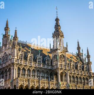 Fassade des Maison du ROI: Ein gotischer Palast des Grand Place im historischen Zentrum von Brüssel, Belgien, Europa - 1. januar 2020 Stockfoto