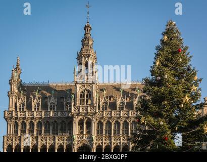 Fassade des Maison du ROI: Ein gotischer Palast des Grand Place im historischen Zentrum von Brüssel, Belgien, Europa - 1. januar 2020 Stockfoto