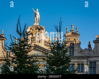 Eine Statue, die auf einem der historischen Gebäude am Grand Place (La Grand-Place) steht, einem UNESCO-Weltkulturerbe im Zentrum von Brüssel, Belgien, Stockfoto