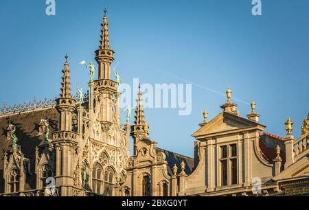 Fassade des Maison du ROI: Ein gotischer Palast des Grand Place im historischen Zentrum von Brüssel, Belgien, Europa - 1. januar 2020 Stockfoto