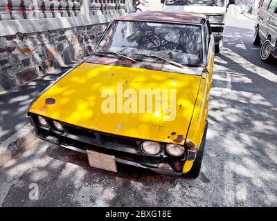 Altes, dreckiges, verrosttes Auto, Bo-Kaap Viertel, Kapstadt, Südafrika. Stockfoto