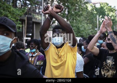 Madrid, Spanien. Juni 2020. Ein Protestler Gesten während eines Black Lives Matter Protest nach dem Tod von George Floyd vor der US-Botschaft in Zentral-Madrid.der Tod eines afroamerikanischen Mannes, George Floyd, während in der Obhut der Minneapolis-Polizei hat Proteste in den Vereinigten Staaten ausgelöst, Sowie Solidaritätskundgebungen in vielen Ländern der Welt. Quelle: Xaume Olleros/Alamy Live News Stockfoto