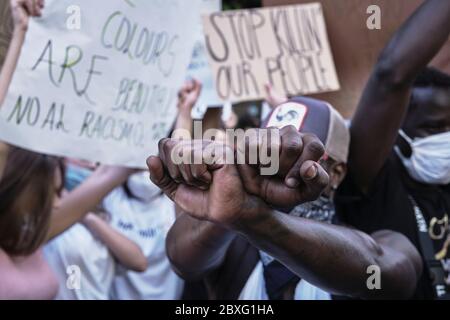 Madrid, Spanien. Juni 2020. Ein Protestler kreuzt seine Handgelenke während eines Black Lives Matter Protests nach dem Tod von George Floyd vor der US-Botschaft in Madrid. Der Tod eines afroamerikanischen Mannes, George Floyd, während in der Obhut der Minneapolis Polizei hat Proteste in den Vereinigten Staaten ausgelöst, Sowie Solidaritätskundgebungen in vielen Ländern der Welt. Quelle: Xaume Olleros/Alamy Live News Stockfoto