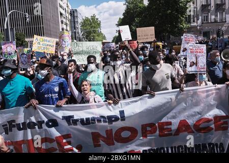 Madrid, Spanien. Juni 2020. Protestierende halten Plakate während eines Protestes der Schwarzen Leben nach dem Tod von George Floyd vor der US-Botschaft in Zentral-Madrid. Der Tod eines afroamerikanischen Mannes, George Floyd, während in der Obhut der Minneapolis-Polizei hat Proteste in den Vereinigten Staaten ausgelöst, Sowie Solidaritätskundgebungen in vielen Ländern der Welt. Quelle: Xaume Olleros/Alamy Live News Stockfoto