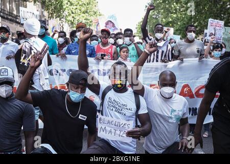 Madrid, Spanien. Juni 2020. Demonstranten heben ihre Fäuste während eines Black Lives Matter Protests nach dem Tod von George Floyd vor der US-Botschaft in Madrid. Der Tod eines afroamerikanischen Mannes, George Floyd, während in der Obhut der Minneapolis-Polizei hat Proteste in den Vereinigten Staaten ausgelöst, Sowie Solidaritätskundgebungen in vielen Ländern der Welt. Quelle: Xaume Olleros/Alamy Live News Stockfoto