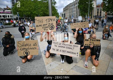 Die Menschen nehmen ein Knie Teil während einer Protestkundgebung Black Lives Matter auf der St. Augustine's Parade in Bristol, in Erinnerung an George Floyd, der am 25. Mai während der Polizeigewahrsam in der US-Stadt Minneapolis getötet wurde. Stockfoto