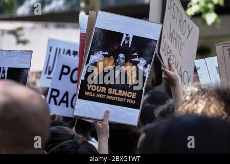 Madrid, Spanien. Juni 2020. Plakate werden während eines Protestes gesehen, der Black Lives Matter nach dem Tod von George Floyd vor der US-Botschaft in Zentral-Madrid.der Tod eines afroamerikanischen Mannes, George Floyd, während in der Obhut der Minneapolis-Polizei hat Proteste in den Vereinigten Staaten ausgelöst, Sowie Solidaritätskundgebungen in vielen Ländern der Welt. Quelle: Xaume Olleros/Alamy Live News Stockfoto