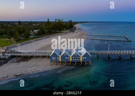 Busselton Western Australia 8. November 2019 : Luftansicht der Hütten am Anfang der Busselton Jetty in der Dämmerung; Busselton befindet sich 220 km Auslauf Stockfoto