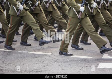 Militärs marschieren bei der Feier des 75. Jahrestages des Sieges im Großen Vaterländischen Krieg, Parade vom 9. Mai in Minsk, Weißrussland. Stockfoto