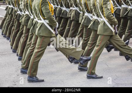 Militärs marschieren bei der Feier des 75. Jahrestages des Sieges im Großen Vaterländischen Krieg, Parade vom 9. Mai in Minsk, Weißrussland. Stockfoto