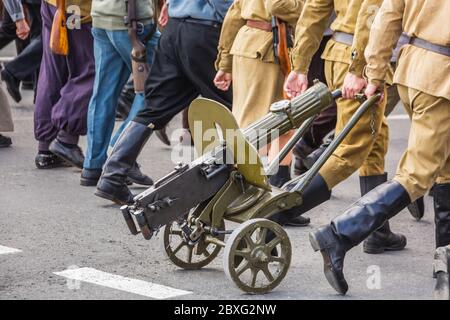 Militärs marschieren bei der Feier des 75. Jahrestages des Sieges im Großen Vaterländischen Krieg, Parade vom 9. Mai in Minsk, Weißrussland. Stockfoto