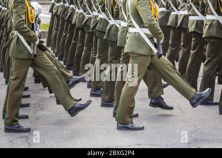 Militärs marschieren bei der Feier des 75. Jahrestages des Sieges im Großen Vaterländischen Krieg, Parade vom 9. Mai in Minsk, Weißrussland. Stockfoto