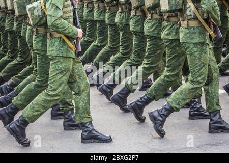 Militärs marschieren bei der Feier des 75. Jahrestages des Sieges im Großen Vaterländischen Krieg, Parade vom 9. Mai in Minsk, Weißrussland. Stockfoto