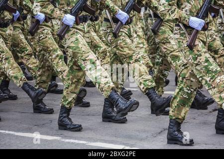 Militärs marschieren bei der Feier des 75. Jahrestages des Sieges im Großen Vaterländischen Krieg, Parade vom 9. Mai in Minsk, Weißrussland. Stockfoto