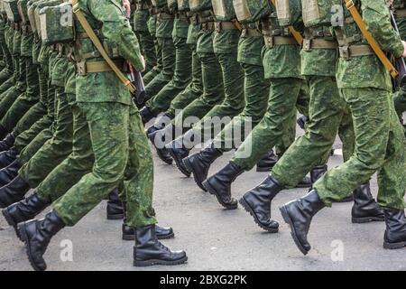 Militärs marschieren bei der Feier des 75. Jahrestages des Sieges im Großen Vaterländischen Krieg, Parade vom 9. Mai in Minsk, Weißrussland. Stockfoto