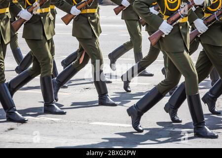 Militärs marschieren bei der Feier des 75. Jahrestages des Sieges im Großen Vaterländischen Krieg, Parade vom 9. Mai in Minsk, Weißrussland. Stockfoto