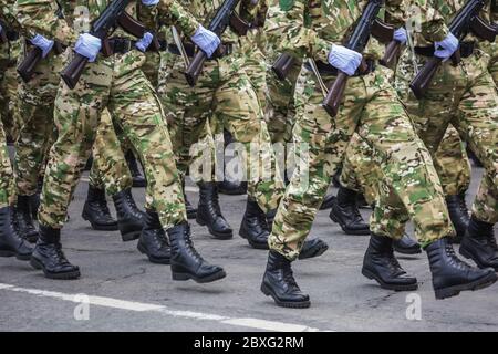 Militärs marschieren bei der Feier des 75. Jahrestages des Sieges im Großen Vaterländischen Krieg, Parade vom 9. Mai in Minsk, Weißrussland. Stockfoto