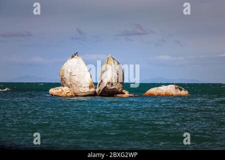 Schöner Split Apple Rock im Abel Tasman Nationalpark, auf Südinsel in Neuseeland gelegen. Stockfoto