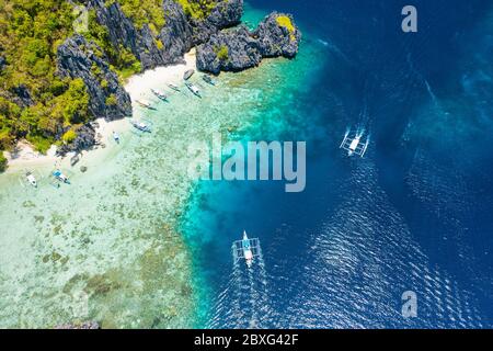 Shimizu Island, El Nido, Palawan, Philippinen. Luftaufnahme einer winzigen tropischen Insel mit Strand, Korallenriff und scharfen Kalksteinklippen Stockfoto