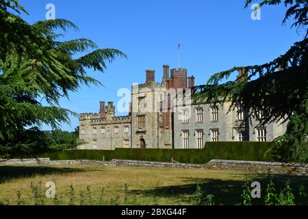 Die Vorderseite des Penshurst Platz an einem wolkenlosen Tag Ende Mai, Kent, England. Mittelalterliches Herrenhaus aus dem Jahr 1341 mit fantastischen Gärten. Stockfoto