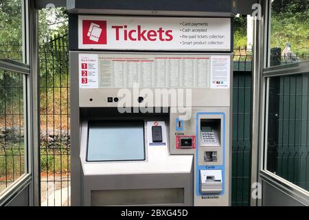 Keine COVID-19 Beratung am Ticketautomaten an der Braintree Freeport Station im Braintree Village Shopping Outlet während der Coronavirus-Pandemie Stockfoto