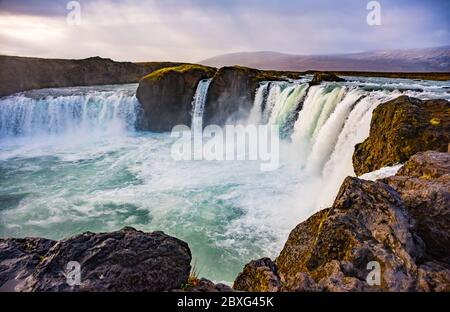 Godafoss Wasserfall im sonnigen Herbsttag, Island. Berühmte Touristenattraktion, der North Island. Stockfoto