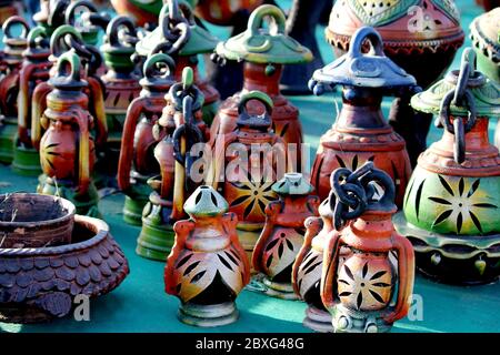 Dekorative hängende Lalten, Lampe mit Erdschlamm, handgemachte traditionelle Ton Lalten Dekoration in indischen Markt Stockfoto