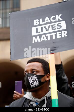 Ein Mann nimmt an einer Protestkundgebung in Manchester Teil, in Erinnerung an George Floyd, der am 25. Mai in Polizeigewahrsam in der US-Stadt Minneapolis getötet wurde. Stockfoto