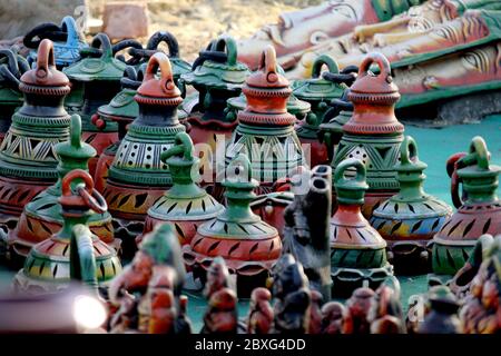 Dekorative hängende Lalten, Lampe mit Erdschlamm, handgemachte traditionelle Ton Lalten Dekoration in indischen Markt Stockfoto