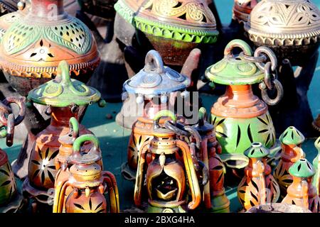 Dekorative hängende Lalten, Lampe mit Erdschlamm, handgemachte traditionelle Ton Lalten Dekoration in indischen Markt Stockfoto