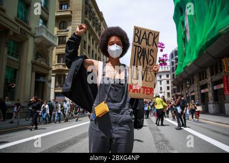 Barcelona, Spanien. Juni 2020. BARCELONA, SPANIEN – 7. Juni 2020. Ein Protestler hält ein Schild mit der Aufschrift "Black Trans Lives Matter" während einer Anti-Rassismus-Kundgebung vor dem katalanischen Parlament. Die Demonstration wurde von der Black African and Afrodescendant Community in Spain (CNAAE) als Reaktion auf die Polizeimorde von George Floyd in den Vereinigten Staaten organisiert. Kredit: Christine Tyler/Alamy Live News Stockfoto