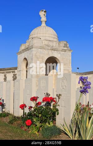 Nahaufnahme der Rotunde mit Engel- und Militärgräbern auf dem Tyne Cot Friedhof (1914-1918) in Zonnebeke, Belgien Stockfoto