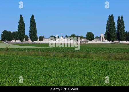 Panoramablick auf den Friedhof Tyne Cot (1914-1918), den größten Friedhof für Commonwealth-Kräfte der Welt, für jeden Krieg, in Zonnebeke, Belgien Stockfoto