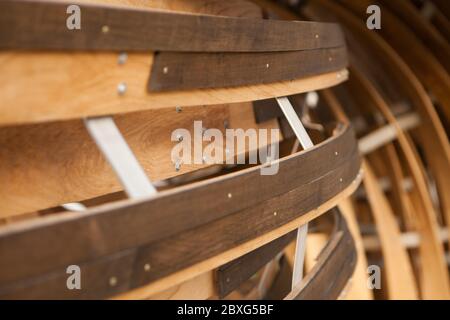Holz gestreiften geschwungenen Hintergrund, abstraktes Design. Biege Holzdetails als Skulptur. Stockfoto