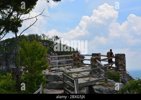 Ein Besucher hält am Little Pinnacle Overlook am Pilot Mountain State Park in North Carolina. Stockfoto