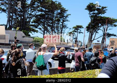 Schwarze Leben sind wichtig marsch über die Golden Gate Bridge in San Francisco, Kalifornien am 6. Juni 2020, um gegen den Tod von George Floyd zu protestieren. Stockfoto