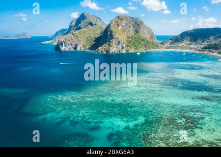 Ein Luftbild von Corong Strand mit blauer Lagune, El Nido, Palawan, Philippinen Stockfoto