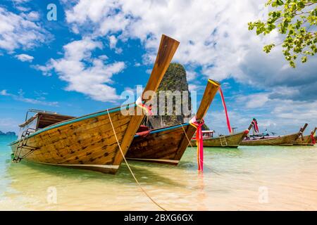 Long tail Boot auf tropischen Railay Beach, Aonang, Krabi, Thailand Stockfoto